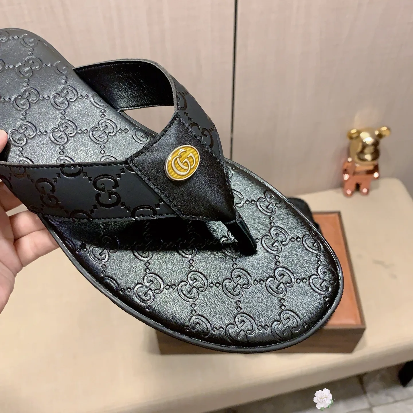 Slippers: New model: Factory price: 260💰💰🎩🎩🔥🔥《 Gucci* 》Series of slippers top purchasing agent🔍🔍Sold at the same time for men, original Italian imported webbing made of selected cowhide, exquisite workmanship,), sole: (super comfortable) original factory special sole, ⚠️exclusive double-layer movable molded sole super comfortable⚠️, real shot🎬the real thing is more beautiful🔍🔍266 regular code 38-44, can be ordered 45.